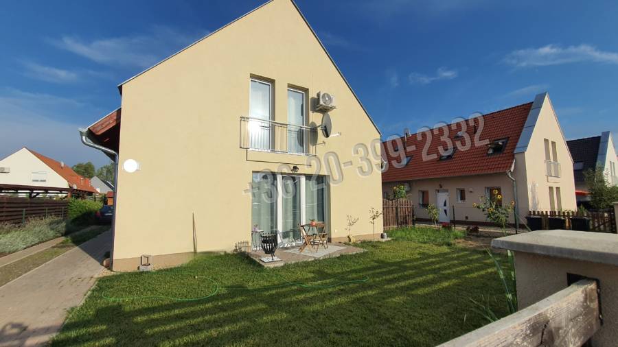 eladó újszerű sorház, Vác